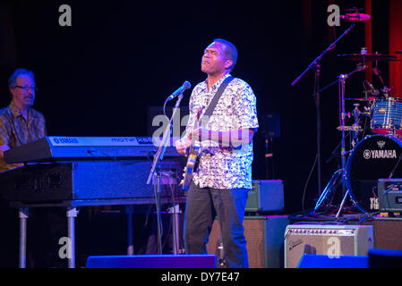 Knoxville, Tennessee, Stati Uniti d'America. 08 apr 2014. La Robert Cray Band di eseguire presso la storica Bijou Theatre di Knoxville, Tennessee, Stati Uniti d'America su Aprile 8, 2014 Credit: Marc Griffin/Alamy Live News Foto Stock