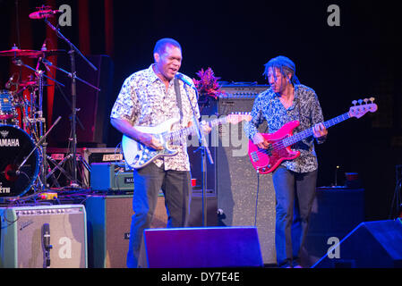 Knoxville, Tennessee, Stati Uniti d'America. 08 apr 2014. La Robert Cray Band di eseguire presso la storica Bijou Theatre di Knoxville, Tennessee, Stati Uniti d'America su Aprile 8, 2014 Credit: Marc Griffin/Alamy Live News Foto Stock