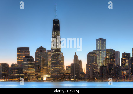 La torre di libertà e di altri edifici della parte inferiore della skyline di Manhattan prima del sorgere del sole in New York City. Foto Stock