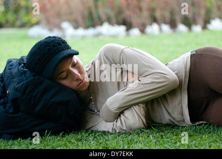African American uomo anziano giocando un tamburo nella sala da pranzo su una nave da crociera. Foto Stock