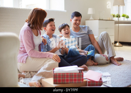 Ritratto di famiglia amichevole di trascorrere del tempo insieme a casa Foto Stock