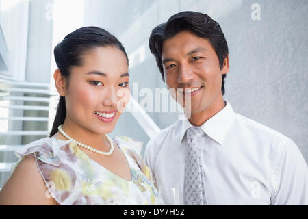 Coppia felice vestite per una data Foto Stock