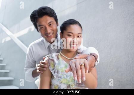 Giovane che mostra l'anello di innesto sul dito womans Foto Stock