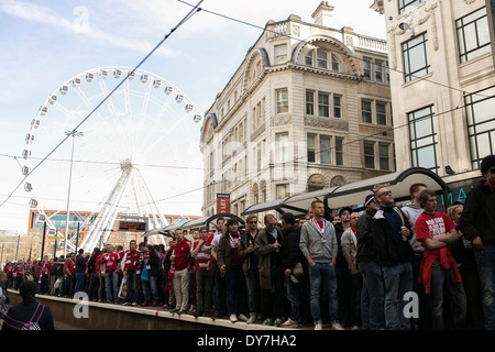 Il Bayern Monaco di ventole in Manchester davanti a loro squadre Champions League contro il Manchester United Foto Stock