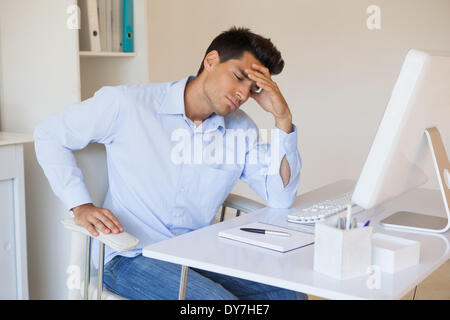Casual uomo d affari ottenendo un mal di testa Foto Stock