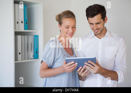 Business Casual team utilizzando tablet insieme Foto Stock