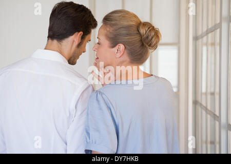 Business Casual persone spettegolare insieme Foto Stock