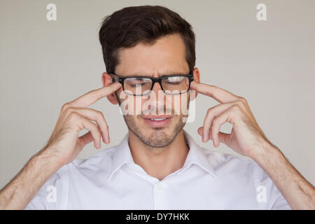 Casual uomo d affari ottenendo un mal di testa Foto Stock