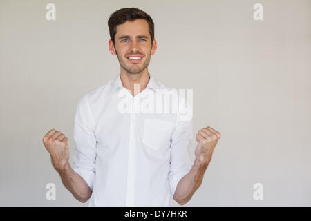 Imprenditore informale sorridente e rasserenanti Foto Stock