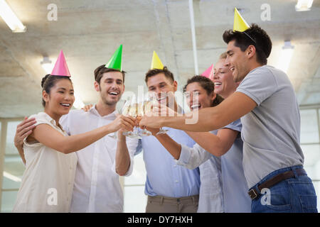 Casual imprenditrice team festeggia con champagne Foto Stock