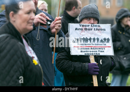 I manifestanti marzo attraverso il centro della città di Manchester oggi (Sat 05/04/14) in opposizione alla camera da letto imposta. Foto Stock