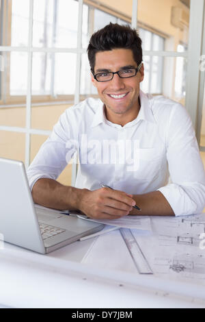 Casual architetto lavora con il computer portatile alla reception Foto Stock