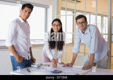 Architettura Casual team lavorano insieme sorridente in telecamera Foto Stock