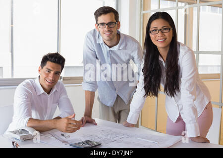 Architettura Casual team lavorano insieme sorridente in telecamera Foto Stock