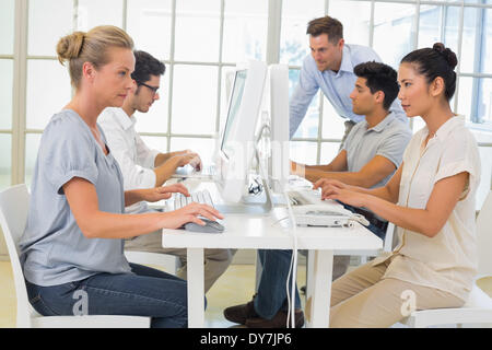 Casual business team di lavoro sul computer Foto Stock