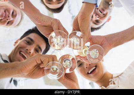 Casual team aziendale la tostatura con champagne Foto Stock