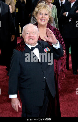 Mickey Rooney mit Ehefrau Jan bei der Oscar Verleihung 2007/79th Academy Awards Ceremony im Kodak Theatre di Hollywood. Los Angeles, 25.02.2007 Foto Stock