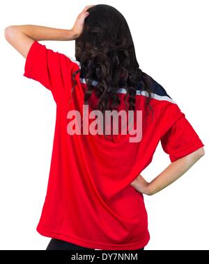 Appassionato di calcio in maglia rossa Foto Stock