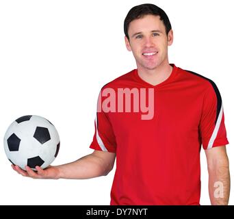 Appassionato di calcio in rosso sfera di trattenimento Foto Stock