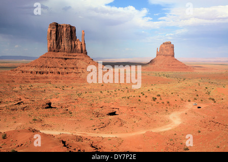 Mitten est e ovest mitten buttes, Monument Valley, Utah, Stati Uniti d'America Foto Stock