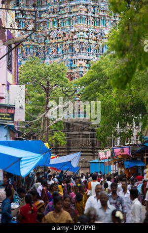 Mercato davanti all Meenakshi Amman Tempio, Madurai, India Foto Stock