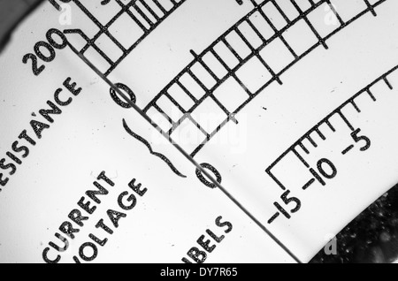 Multimetro analogico ago e scala su un Avometer 8 multimetro. Foto Stock