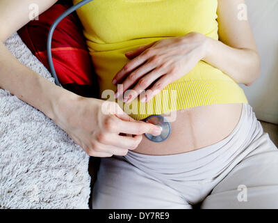 Auscultazione, donna in stato di gravidanza Foto Stock