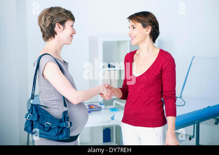 Donna incinta in consultazione Foto Stock