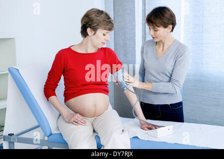 La pressione sanguigna, la donna in stato di gravidanza Foto Stock