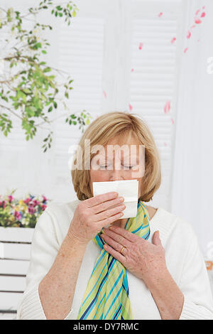 Persona anziana starnuti Foto Stock