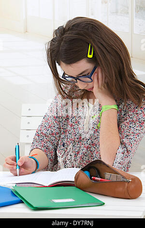 Bambino a fare i compiti di scuola Foto Stock