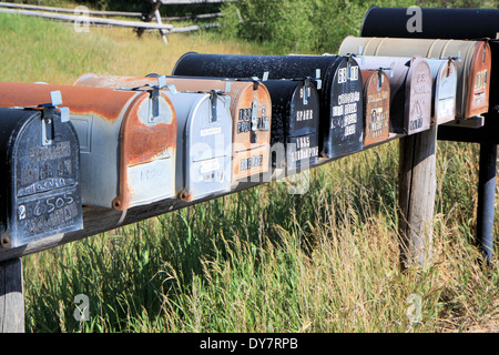 Riga della strada rurale delle caselle di posta, Wyoming USA Foto Stock