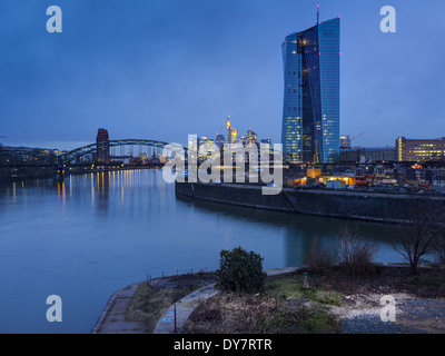 Germania, Hesse, Francoforte,Germania, vista Osthafenbruecke e il distretto finanziario, edificio della BCE di notte Foto Stock