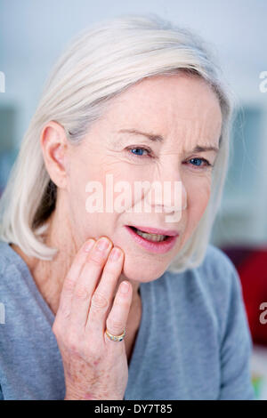 Persona anziana con un mal di denti Foto Stock