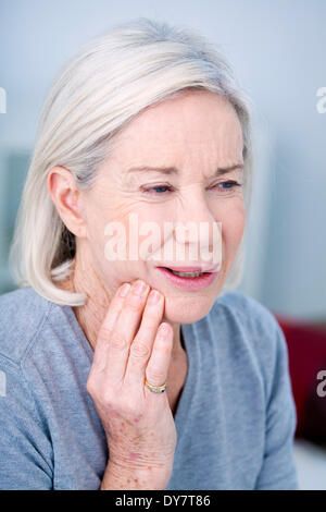 Persona anziana con un mal di denti Foto Stock