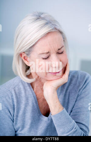 Persona anziana con un mal di denti Foto Stock