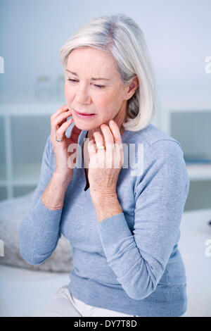 Persona anziana con un mal di denti Foto Stock