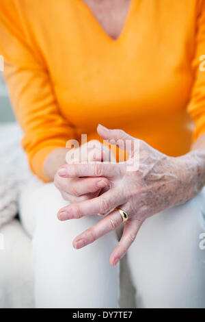 Persona anziana con mano dolorosa Foto Stock