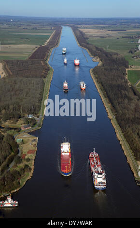 Il traffico navale sul canale di Kiel o Nord-Ostsee-Kanal, Brunsbüttel, Schleswig-Holstein, Germania Foto Stock