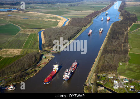 Il traffico navale sul canale di Kiel o Nord-Ostsee-Kanal, Brunsbüttel, Schleswig-Holstein, Germania Foto Stock