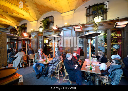 La Brasserie Mutzig, ristorante e street café, Place des Vosges e dal quartiere ebraico a Le Marais, Parigi, Île-de-France, Francia Foto Stock