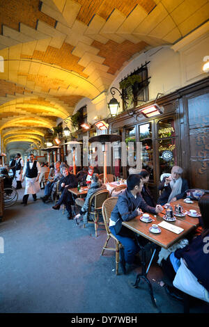 La Brasserie Mutzig, ristorante e street café, Place des Vosges e dal quartiere ebraico a Le Marais, Parigi, Île-de-France, Francia Foto Stock