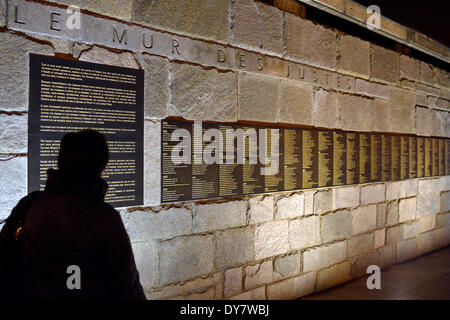 Persona in piedi di fronte a Le Mur de Justes lapide presso il Memorial de la Shoah, centrale memoriale della Shoah Foto Stock