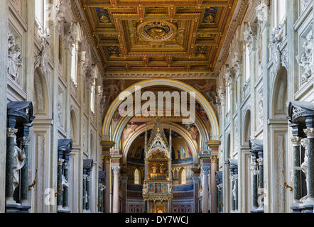 La navata e il coro della basilica di San Giovanni in Laterano, iv secolo in Laterano, Vaticano, Roma, lazio, Italy Foto Stock