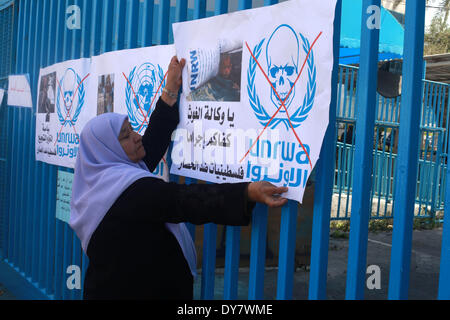 La striscia di Gaza, Territori palestinesi. 9 Apr 2014. Palestinesi prendere parte a una manifestazione di protesta contro la decisione presa dall'Ente soccorso e lavori delle Nazioni Unite (UNRWA) a ridurre le forniture di aiuto alimentare di fronte al quartier generale dell'UNRWA di Gaza City, il 9 aprile 2014. © Majdi Fathi/NurPhoto/ZUMAPRESS.com/Alamy Live News Foto Stock