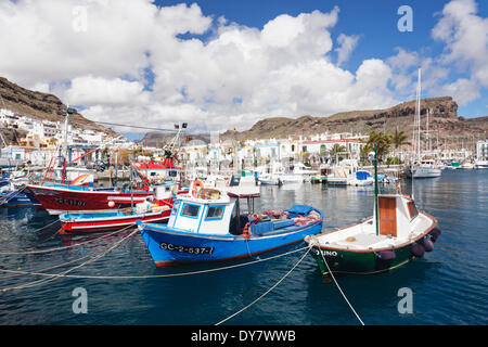 Barche da pesca nel porto di Puerto de Mogán, Gran Canaria Isole Canarie Spagna Foto Stock