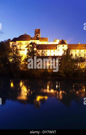 Hohes Schloss castle riflessa nel fiume Lech, Füssen Ostallgäu, Algovia, Alta Baviera, Baviera, Germania Foto Stock