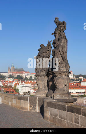 Charles Bridge, Hradcany, il quartiere del castello sul retro, Praga, Boemia, Repubblica Ceca Foto Stock