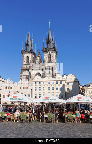 Sidewalk Café davanti alla chiesa di Nostra Signora di Týn, la chiesa di Santa Maria di Týn, Piazza della Città Vecchia di Praga, Boemia, Repubblica Ceca Foto Stock