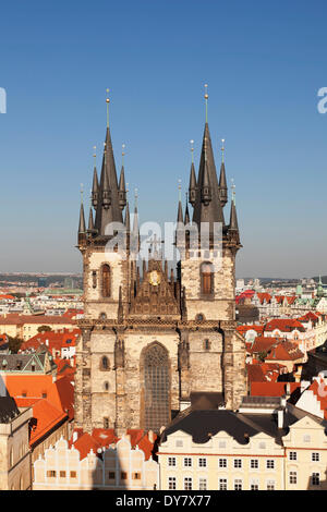 La chiesa di Nostra Signora di Týn, la chiesa di Santa Maria di Týn, Piazza della Città Vecchia di Praga, Boemia, Repubblica Ceca Foto Stock